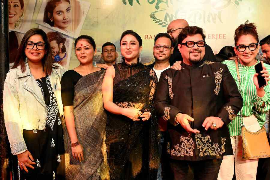 Iman Chakraborty, Saayoni Ghosh, Sangita Sinha, Manish Chakraborty, Ram Kamal Mukherjee and Chandreyee Ghosh