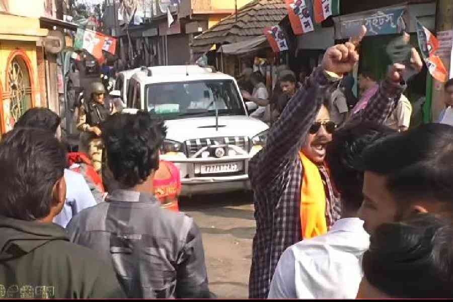 BJP supporters demonstrate in front of Sukanta Majumdar’s convoy in Sarisha near Diamond Harbour on Thursday. Picture by Mehaboob Gazi