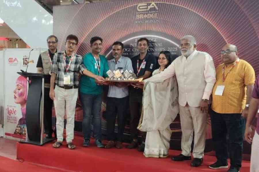 Suvankar Basu (in green) of BJ Block and Sudip Pandit (fifth from left) of CG Block, part of the KKK Bridge Lovers team, with their award in Chennai