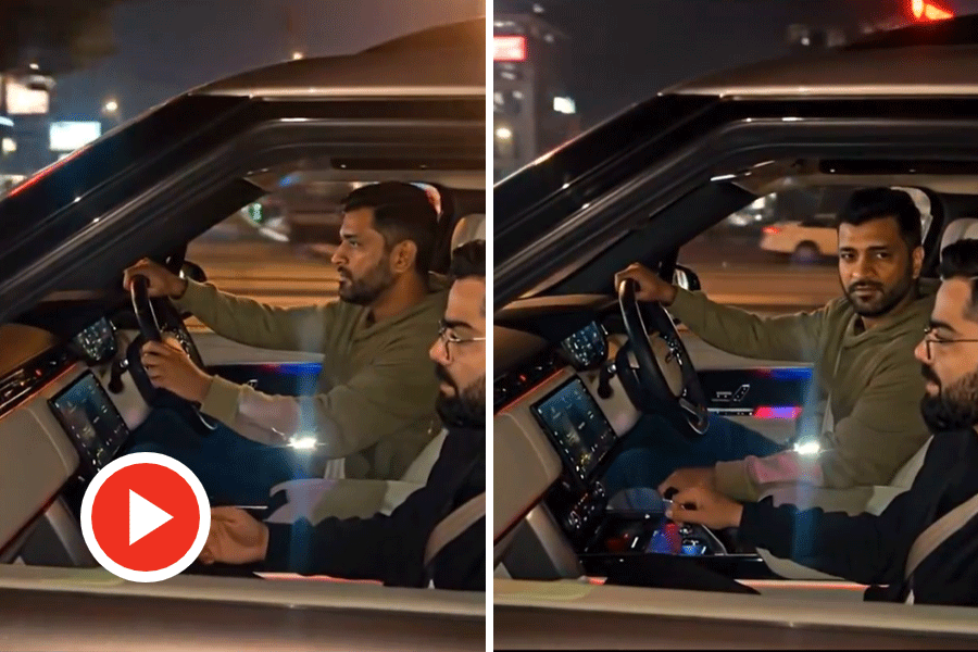 Mahendra Singh Dhoni drops Virat Kohli at hotel after dinner.