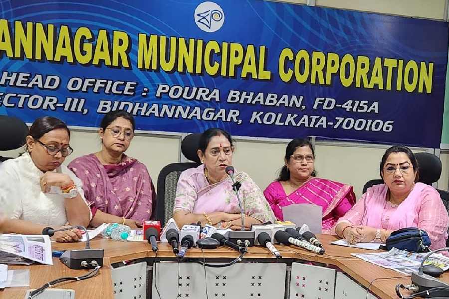 Mayor Krishna Chakraborty announces dates of the Bidhannagar Mela Utsav at Poura Bhavan last Friday.