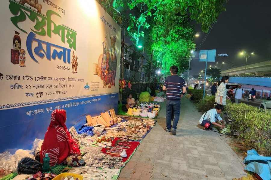 Some artisans have been accommodated on the footpaths due to lack of space inside  