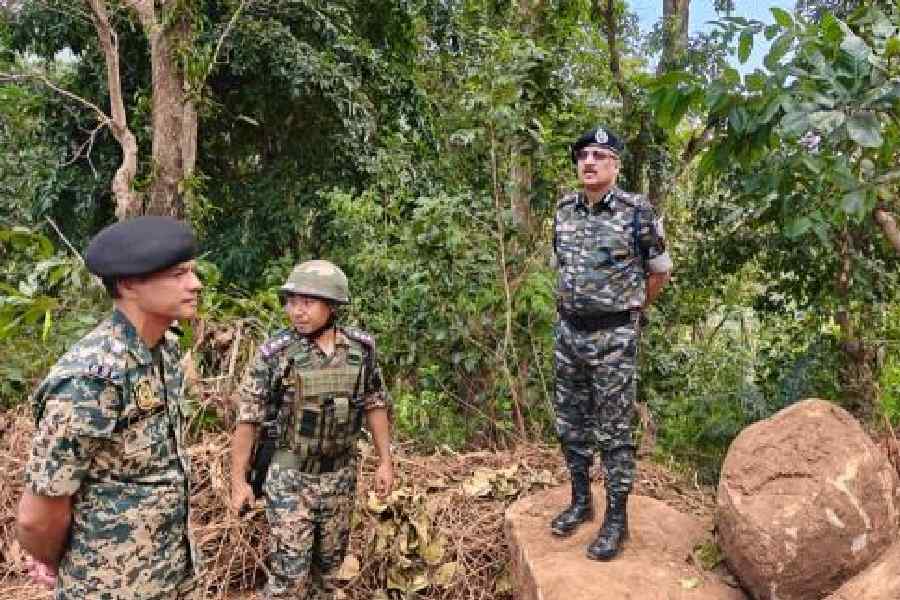 Odisha director-general of police YB Khurania (extreme right) during his visit to Maoist-hit Kandhamal last week