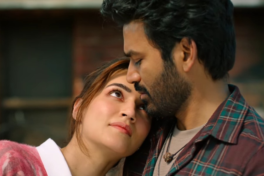 Dhanush and Kriti Sanon in 'Tere Ishk Mein'