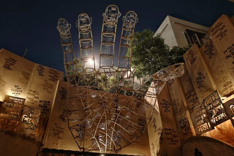 The design invites visitors to pause and trace the imprints that shape identity, with the pandal itself becoming a metaphorical canvas where every surface holds echoes of the past and possibilities for the future