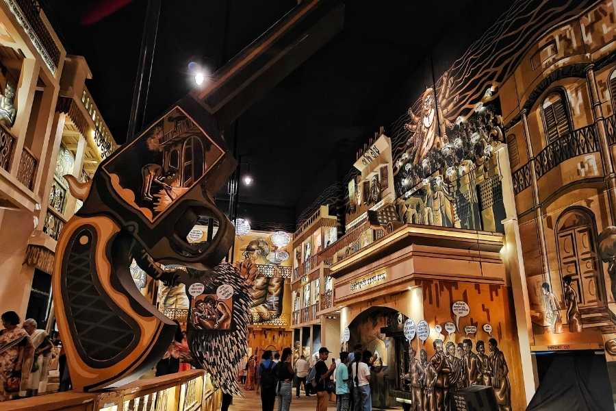 Dum Dum Park Tarun Sangha takes inspiration from Satyanweshi Byomkesh, recreating Bengal’s beloved detective stories as a giant comic strip with turning pages, lifelike characters and narrative clues woven into the décor