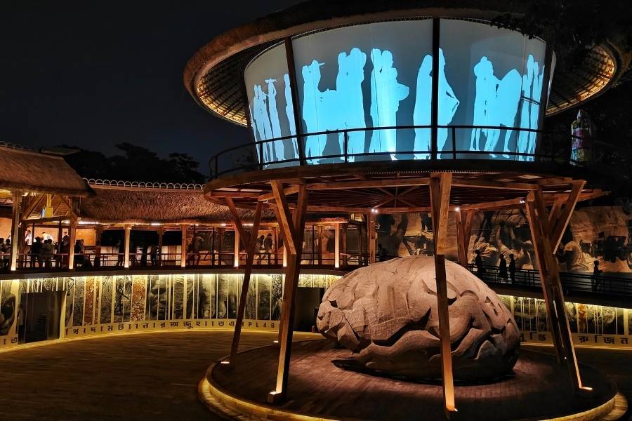 The design symbolises continuity and growth, reminding visitors of how roots and stories intertwine across generations