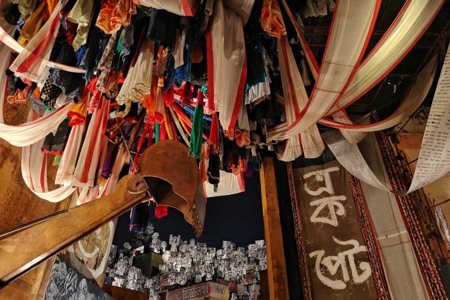 The décor fuses abstraction with clarity, offering a journey at Beliaghata 33 Palli that is both philosophical and visually striking