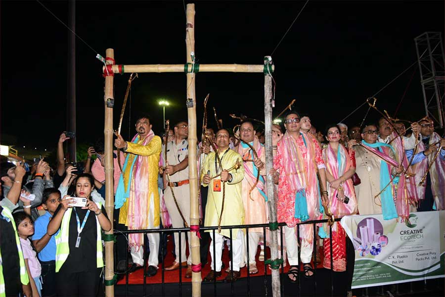 The festivities were graced by dignitaries, including Sujit Bose, minister of State for Fire, Krishna Chakraborty, mayor of Bidhannagar, Mukesh Kumar, commissioner of Police, and film personalities