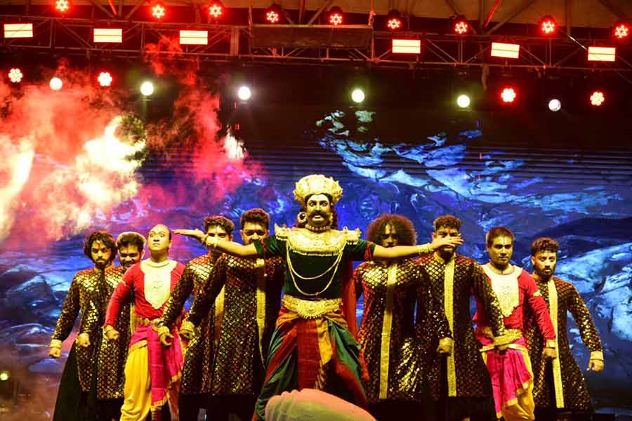 The evening featured a dazzling fire show and cultural performances, giving the audience an immersive experience