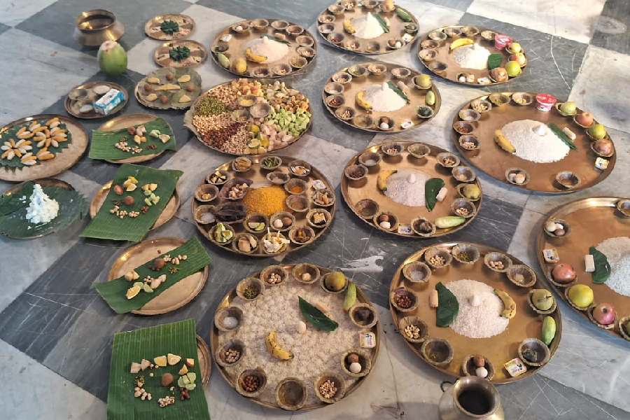 From frying moong dal in ghee until it glows golden, to arranging an array of papad, pickles, and traditional bhog, every detail is handled with devotion by the family’s women across three generations