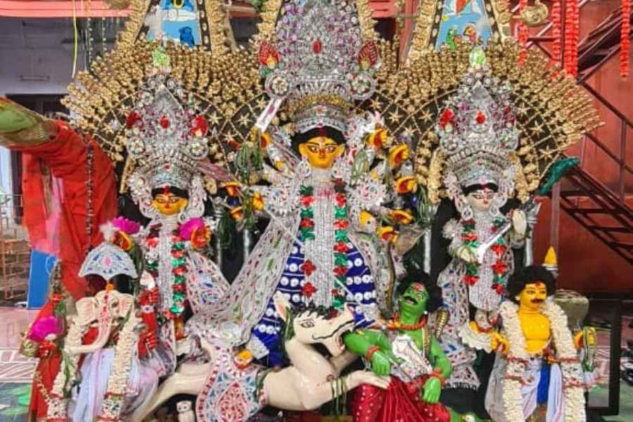 Unlike the traditional form, here, the lion bears the face of a horse. The family explains that this is not a mistake, but a symbol