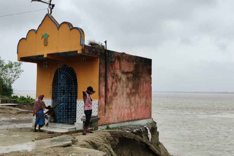 A temple on the eroded bank of the river at Chachand near Samserganj