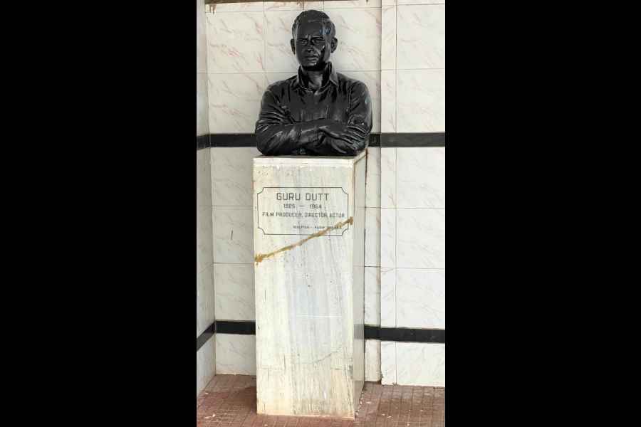 TEAM BUILDING: The property in Versova that still houses some of Dutt’s unit members; the bust sculpted by Pradip Sharma adorns the lobby.