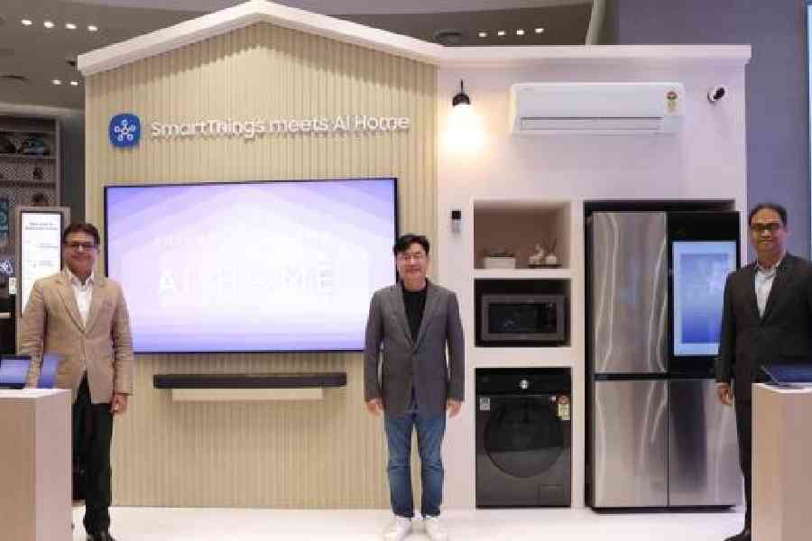 Amit Kumar Jaiswal, vice-president, Software R&D, SRI-D; JB Park, president and CEO, Samsung Southwest Asia; Ghufran Alam, vice-president, Digital Appliances, SIEL