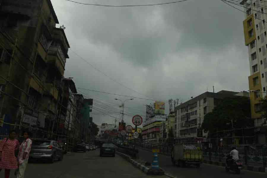 Dark clouds hover over the city on Sunday afternoon. Picture by Bishwarup Dutta