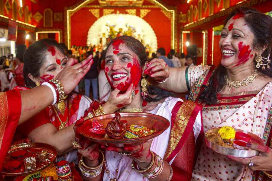 Women smear vermilion on one another during ‘Sindoor Khela’ on ‘Vijayadashami’, last day of the ‘Durga Puja’ festival, in Indore, Madhya Pradesh, Thursday, Oct. 2, 2025.