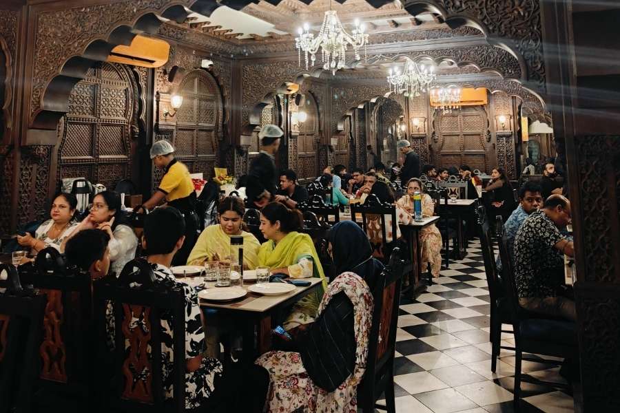 Packed tables at Oudh 1590