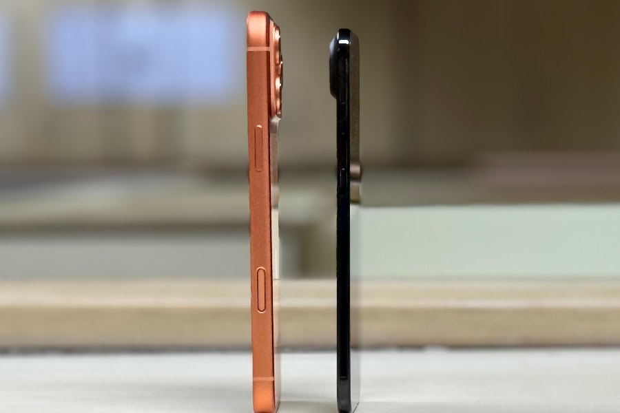 iPhone 17 Pro Max (left) versus iPhone Air, which is 5.6mm thick. 