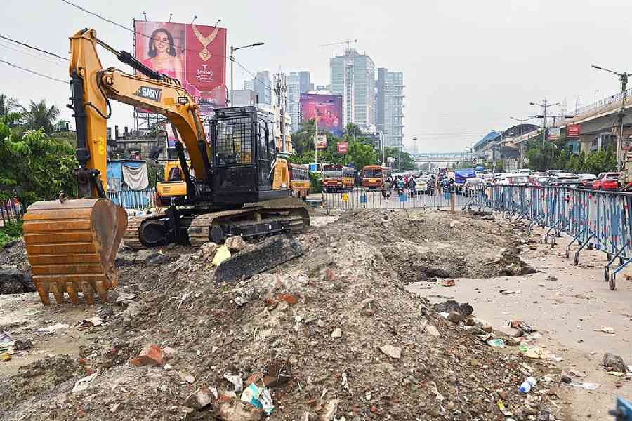 The stretch of EM Bypass — in Uttar Panchannagram, near Ambedkar Bridge — where one of the pedestrian underpasses is being constructed. Pictures by Bishwarup Dutta