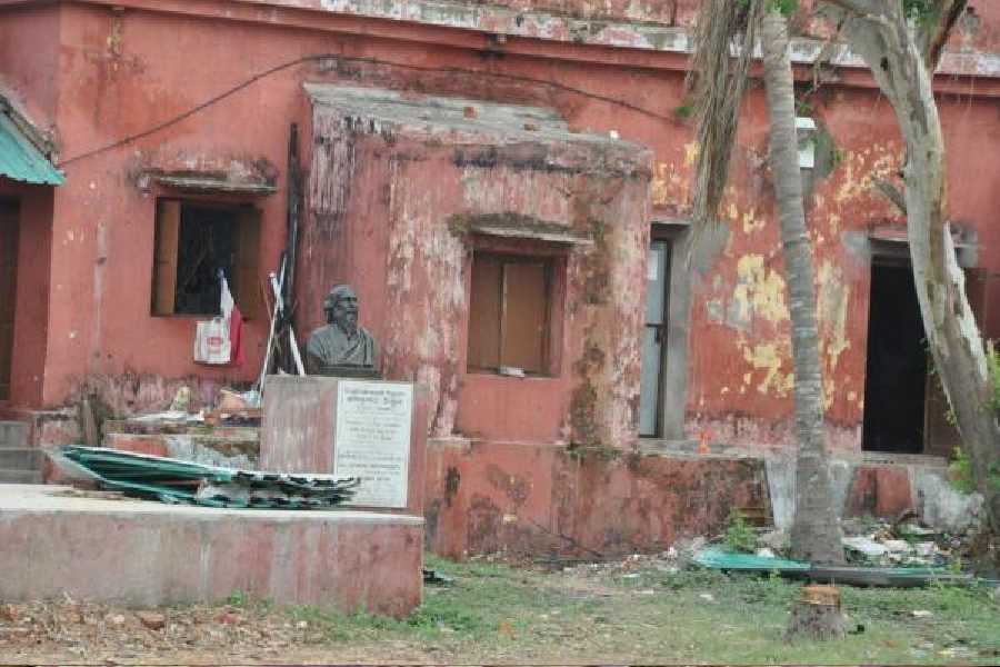 A bust of Tagore outside the building.