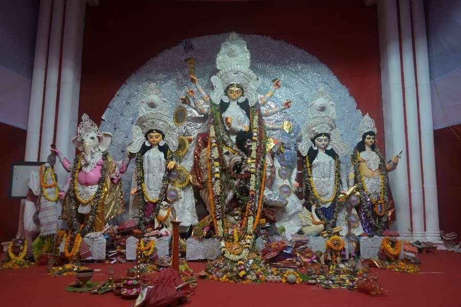 This time, it wasn’t just the majestic theme pujos or the age-old community pujos that stood out. The housing complex pujos of Kolkata, too, gave them stiff competition with their own unique ideas, decorations, and cultural programmes.