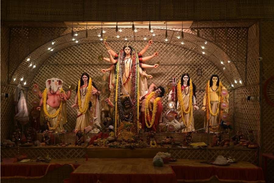 Adding a new dimension to this festive experience was anandabazar.com’s ‘Abasoner Singhasane’ 2025, a platform dedicated to finding the best housing complex pujos in the city. Over 200 pujos from across Kolkata and Salt Lake joined the contest this year, making it a true celebration of community and creativity. After the preliminary shortlisting of 20 complexes, the esteemed jury carefully evaluated every detail to select the top 10.