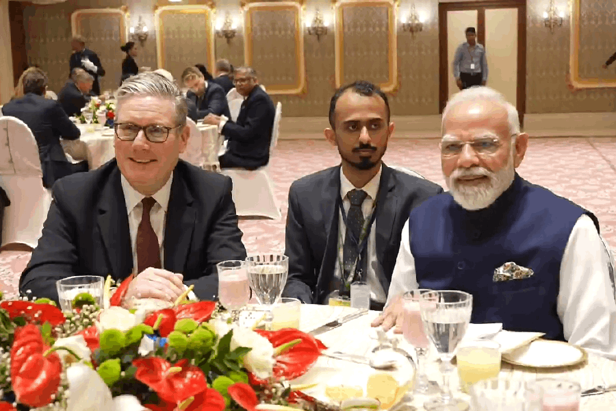 British PM Keir Starmer and PM Narendra Modi enjoying the classical rendition of Ed Sheeran and Arijit Singh's 'Sapphire'.