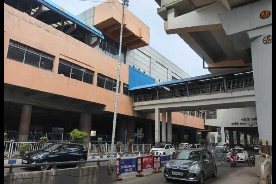 An outside view of the foot overbridge that now connects the functioning Green line and the Orange line, which is yet to open