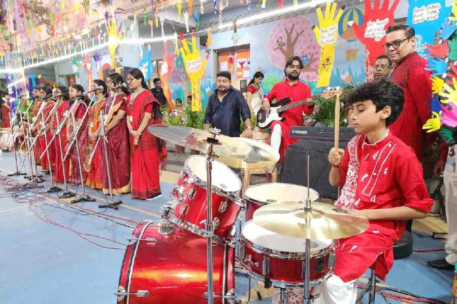 A students' band presents Shiv Tandav Stotra at the puja opening.