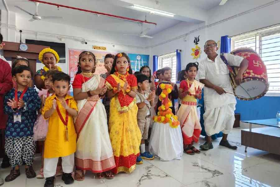 Kids clap to dhaak beats, at IEM Public School New Town.