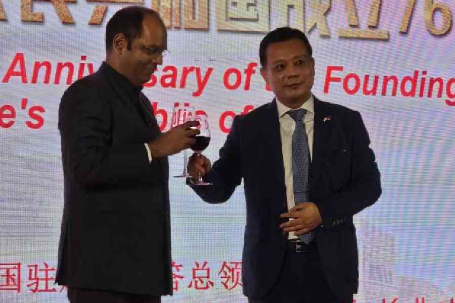 Acting consul general Qin Yong raises a toast with chief guest Narayan Swaroop Nigam, the principal secretary of health and family welfare