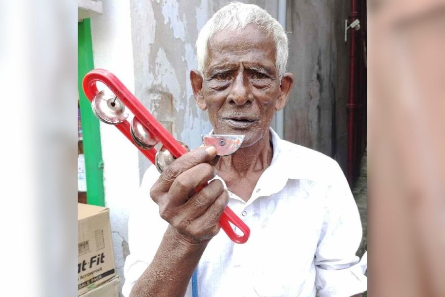 Sheikh fashioned his own version of the banshi using tin, which later evolved into his ‘jeebh banshi’