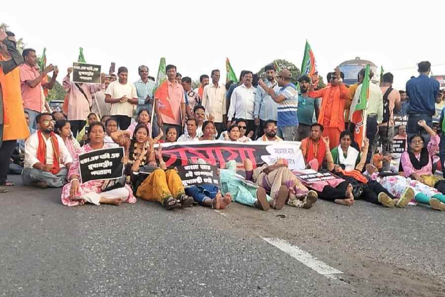 BJP workers block NH19 to protest against the gang rape of the medical student.