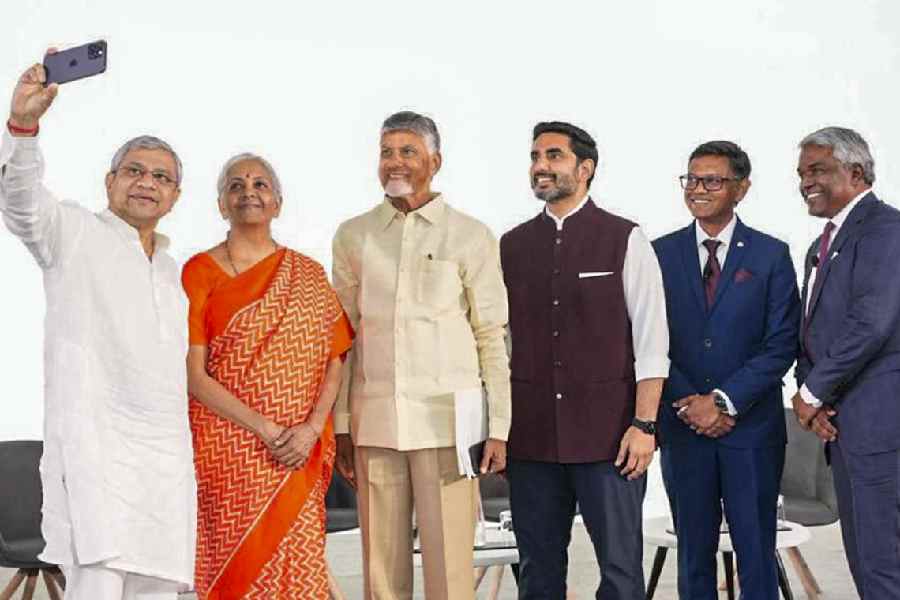 Finance Minister Nirmala Sitharaman, Union Information and Broadcasting Minister Ashwini Vaishnaw, Andhra Pradesh Chief Minister N. Chandrababu Naidu, Google Cloud CEO Thomas Kurian and others pose for a selfie during an event where the state government signed an MoU with Google for the Google AI Hub, in Visakhapatnam.