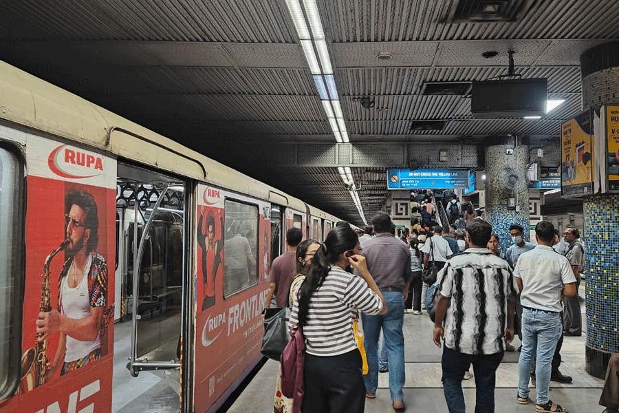 Commuters deboard the metro at Maidan station after services were suspended between Maidan and Dumdum.