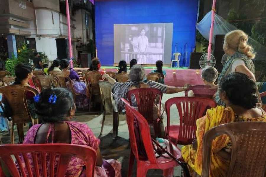 Open-air film screening of Sharey Chuattor organised by the BE (East) Puja.