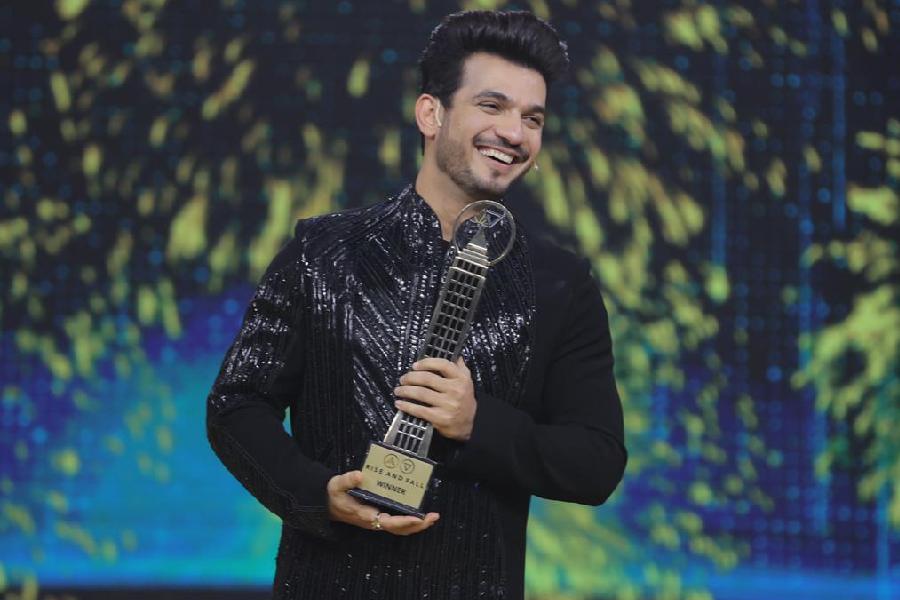 Arjun Bijlani with ‘Rise and Fall’ winner’s trophy
