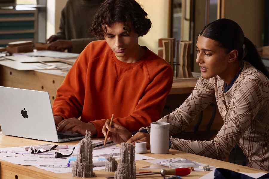 For students, creative enthusiasts, developers, business professionals, and more, the new 14-inch MacBook Pro brings next-generation speed and powerful on-device AI.