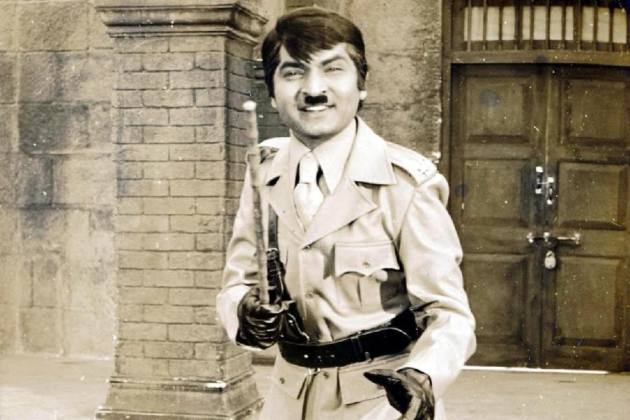 Govardhan Asrani in 'Sholay' (1975)