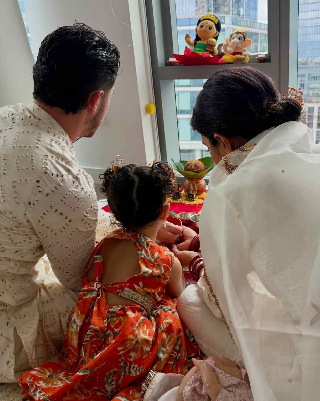 Priyanka, Nick and Malti offered prayers to Lord Ganesha and Goddess Lakshmi.