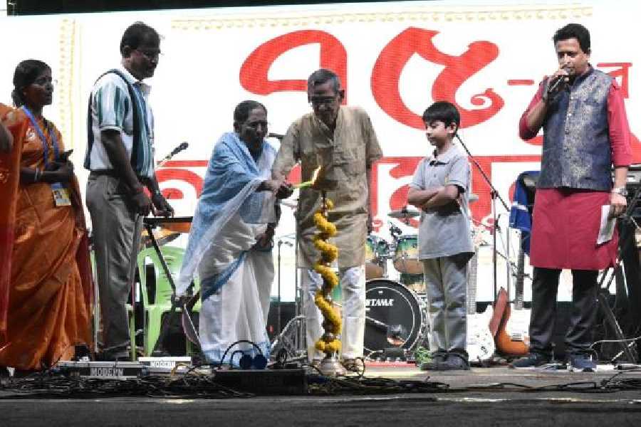 Elderly neighbours linked to the early years of Dum Dum Park Sarbojanin inaugurate the curtain-raiser to the 75th edition