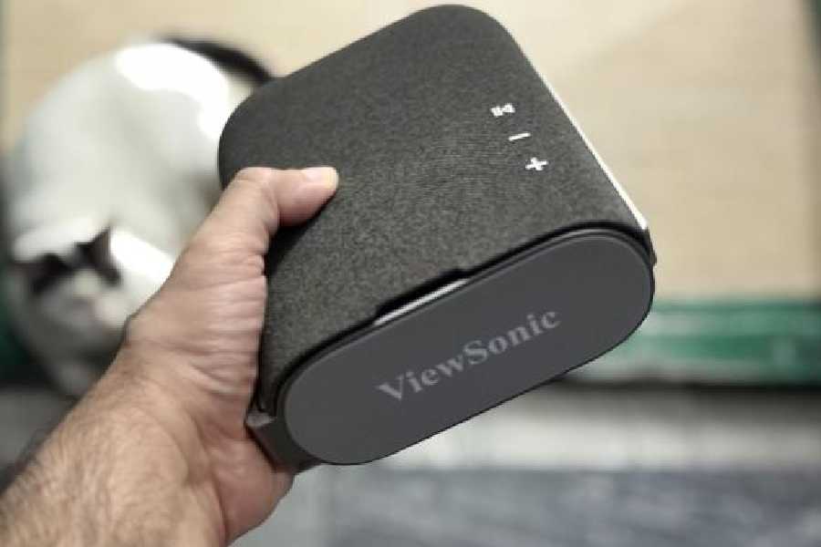 Weighing less than a kilogram, it offers 1080p resolution