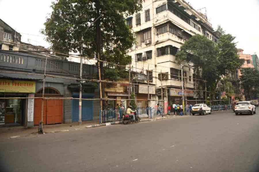 Bamboo frames for Puja hoardings remain along CR Avenue on Friday. Picture by Bishwarup Dutta