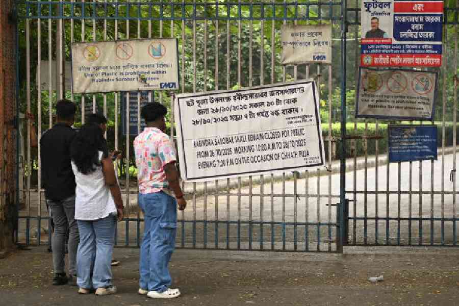 Visitors read a notice at the entrance to Rabindra Sarobar announcing its            closure on Monday and Tuesday. Pictures by Bishwarup Dutta