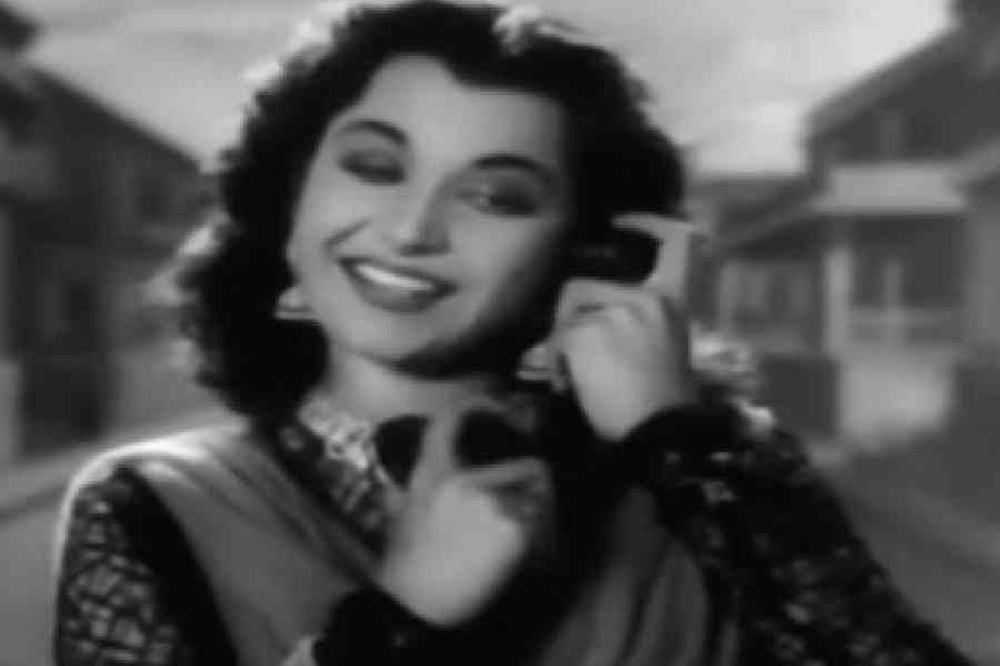A moment from the song                          Mere piya gaye Rangoon