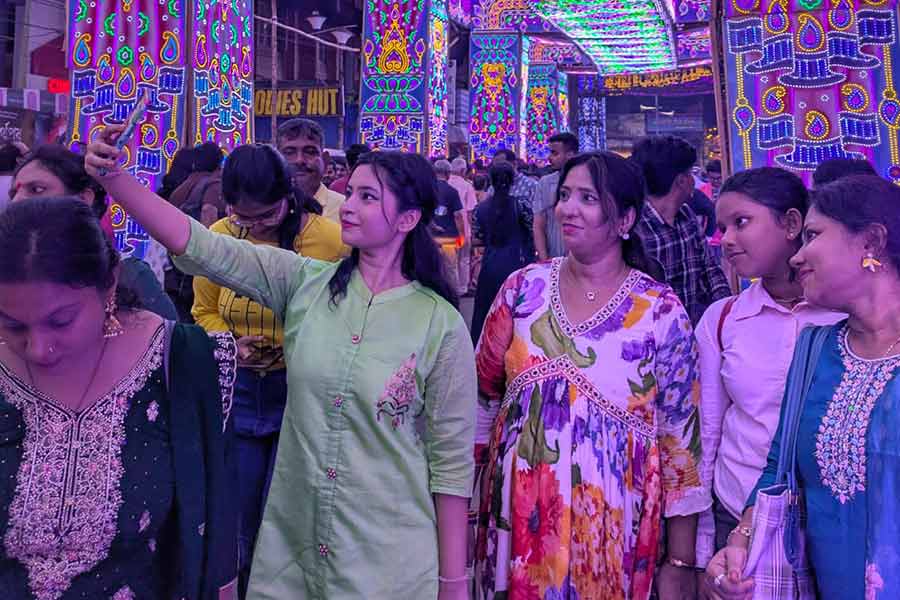 Visitors pause for photos amid the illuminated arches that turn Chandernogore’s streets into a glowing canvas