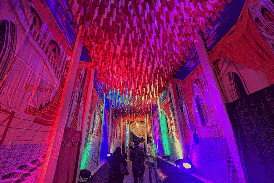 A kaleidoscopic passageway creates a dramatic entry into one of Chandernagore’s most-talked-about pandals