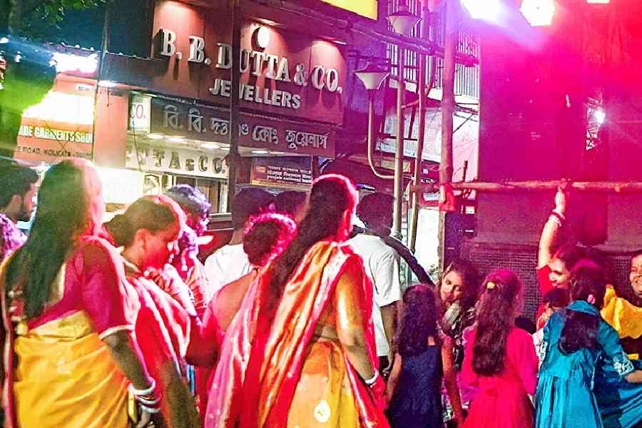 Revellers dance to “DJ music”at a procession on Ashutosh Mukherjee Road on Monday. DJ music is a term that refers to loud music being played from multiple sound boxes and is strictly prohibited. Picture by Sanat Kr Sinha