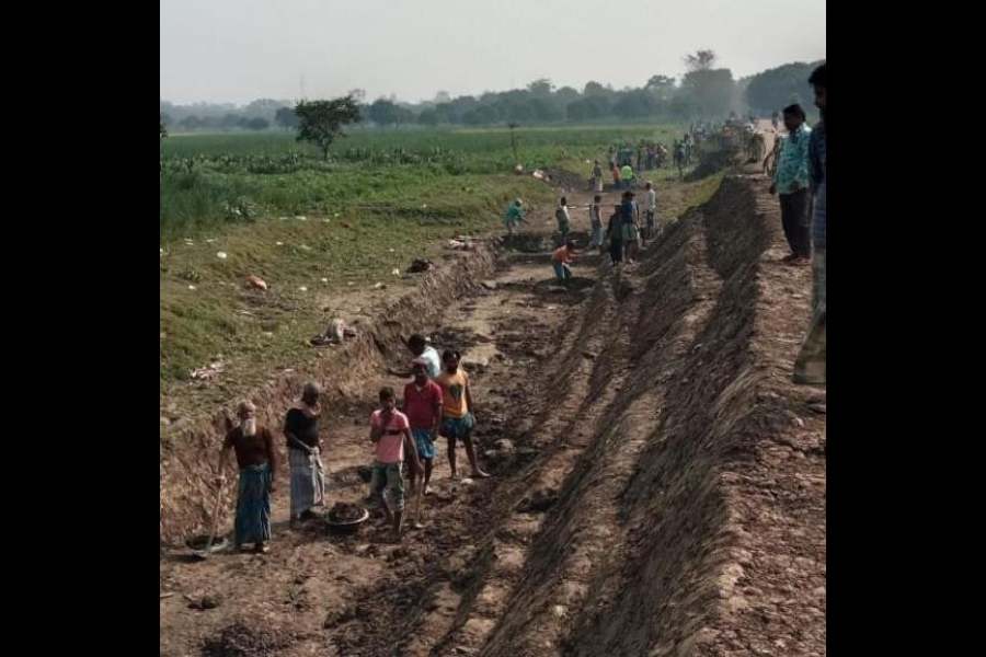 Workers at an MGNREGA project in Bengal. 